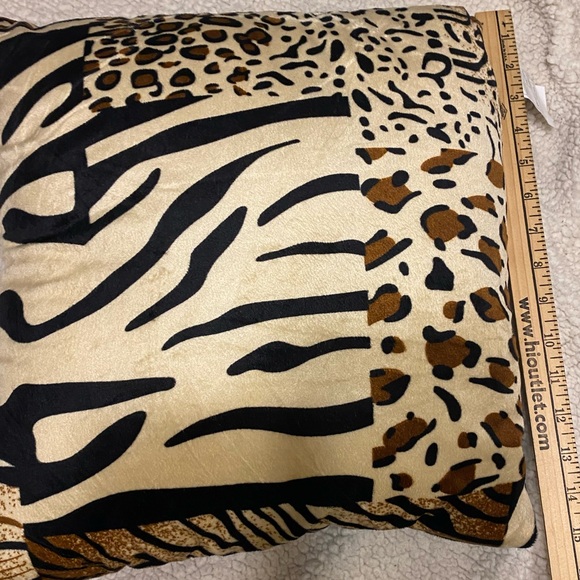 Throw Pillows Set of 3 Animal Print EUC - Picture 5 of 14